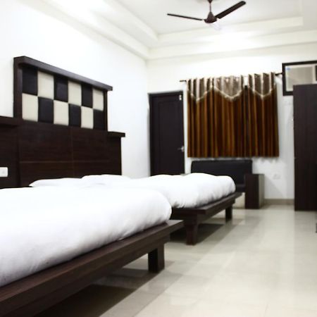 Hotel Maharaja Катра Стая снимка